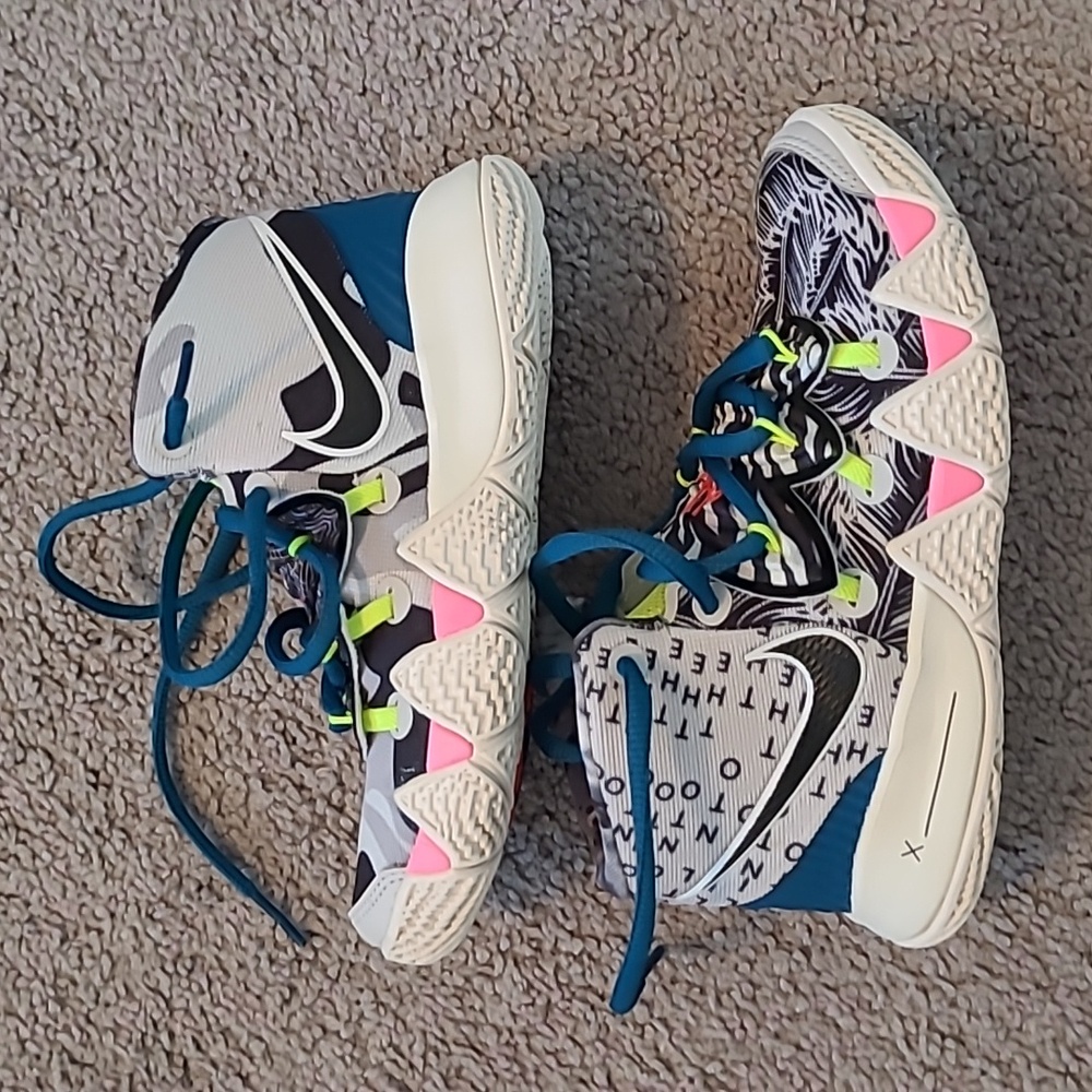 Nike Kyrie 4 11c basketball 🏀 shoes EUC